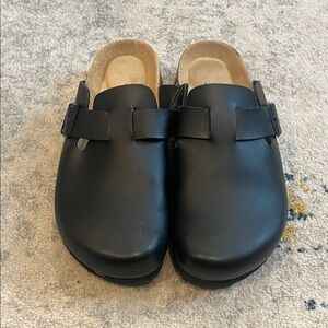 Cushionaire faux leather ladies clogs